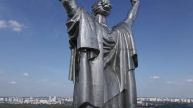 Kyiv, Ukrayna: Anavatan Anıtı 'nın havadan görünüşü.