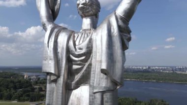 Kyiv, Ukrayna: Anavatan Anıtı 'nın havadan görünüşü.