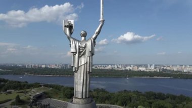 Kyiv, Ukrayna: Anavatan Anıtı 'nın havadan görünüşü.