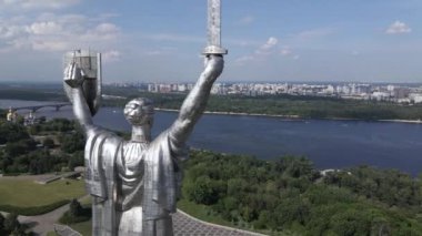 Kyiv, Ukrayna: Anavatan Anıtı 'nın havadan görünüşü.