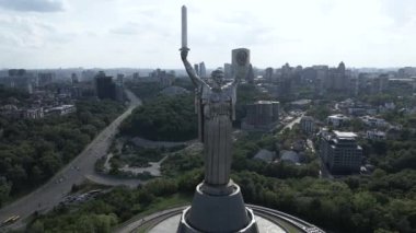 Kyiv, Ukrayna: Anavatan Anıtı 'nın havadan görünüşü.