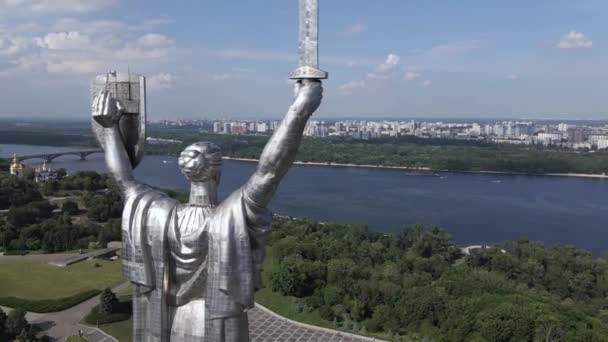 Kiev, Oekraïne: Luchtfoto van het Moederlandmonument. — Stockvideo