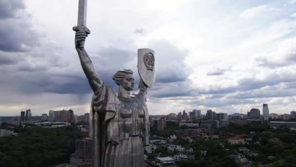 Kyjev, Ukrajina: Letecký pohled na Památník vlasti. — Stock video
