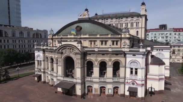 Kyjev. Ukrajina: Národní opera Ukrajiny. Letecký pohled — Stock video