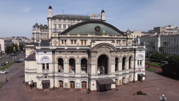 Kyjev. Ukrajina: Národní opera Ukrajiny. Letecký pohled — Stock video