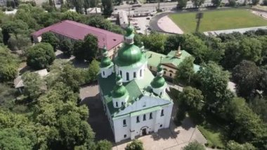Kyiv. Ukrayna: Kyiv 'deki Aziz Cyril Kilisesi. Ukrayna. Hava görünümü.