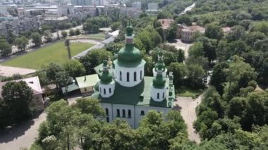 Kyiv. Ukrayna: Kyiv 'deki Aziz Cyril Kilisesi. Ukrayna. Hava görünümü.