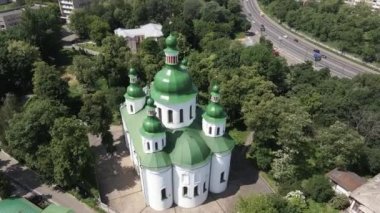 Kyiv. Ukrayna: Kyiv 'deki Aziz Cyril Kilisesi. Ukrayna. Hava görünümü.