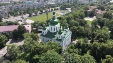 Kyiv. Ukrayna: Kyiv 'deki Aziz Cyril Kilisesi. Ukrayna. Hava görünümü.