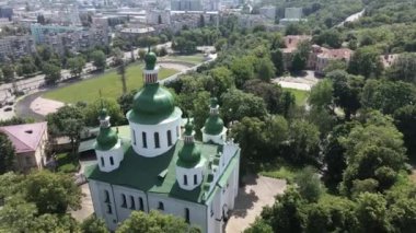 Kyiv. Ukrayna: Kyiv 'deki Aziz Cyril Kilisesi. Ukrayna. Hava görünümü.