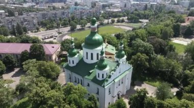 Kyiv. Ukrayna: Kyiv 'deki Aziz Cyril Kilisesi. Ukrayna. Hava görünümü.