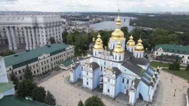 Kyiv. Ukrayna: Aziz Michaels Altın Kubbe Manastırı. Hava görünümü.