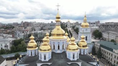 Kyiv. Ukrayna: Aziz Michaels Altın Kubbe Manastırı. Hava görünümü.