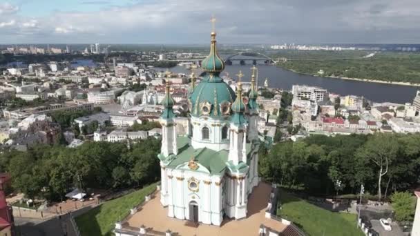 Kiev. Oekraïne. St. Andrews Kerk. Luchtfoto. — Stockvideo