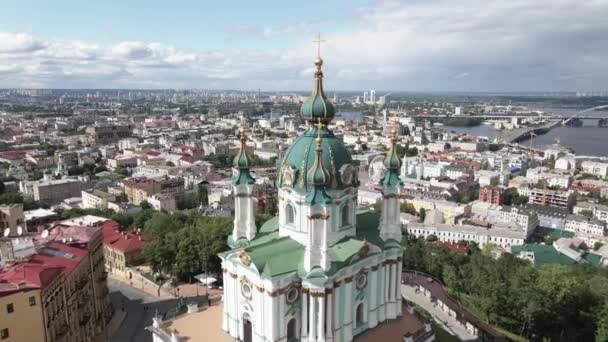 Kijevben. Ukrajnában. Szent András templom. Légi jármű. — Stock videók