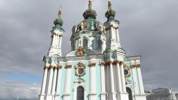 Kiev. Oekraïne. St. Andrews Kerk. Luchtfoto. — Stockvideo