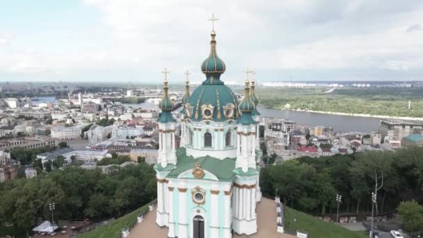 Kiev. Oekraïne. St. Andrews Kerk. Luchtfoto. — Stockvideo