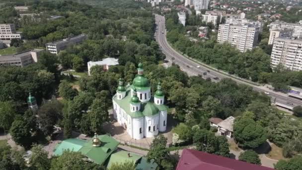 Kyjev. Ukrajina: Kostel sv. Cyrila v Kyjevě. Ukrajina. Letecký pohled. — Stock video
