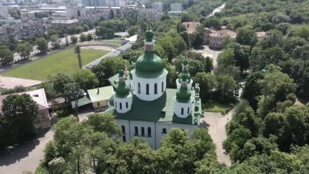 Kiev. Ucrânia: Igreja de São Cirilo em Kiev. Ucrânia. Vista aérea . — Vídeo de Stock