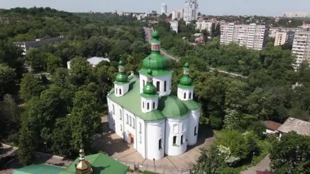 Kijevben. Ukrajna: Szent Cirill templom Kijevben. Ukrajnában. Légi felvétel. — Stock videók