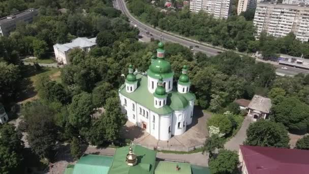 キエフ。ウクライナ:キエフの聖シリル教会。ウクライナだ。空中風景. — ストック動画
