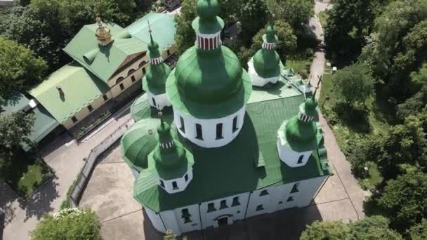 Kyiv. Ukrayna: Kyiv 'deki Aziz Cyril Kilisesi. Ukrayna. Hava görünümü. — Stok video