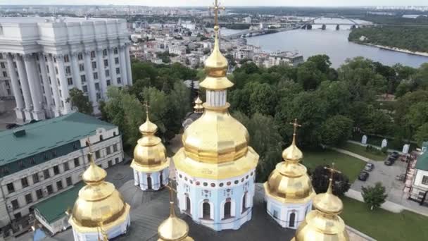 Kyiv. Ukrayna: Aziz Michaels Altın Kubbe Manastırı. Hava görünümü. — Stok video