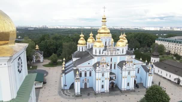 Kyiv. Ukrayna: Aziz Michaels Altın Kubbe Manastırı. Hava görünümü. — Stok video