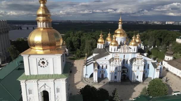Kiev. Ucraina: Monastero di San Michele a cupola d'oro. Vista aerea. — Video Stock