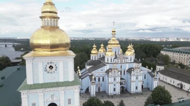 Kyiv. Ukraina: Biara Saint Michaels Domed Emas. Tampilan udara. — Stok Video