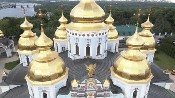 Kyiv. Ukrayna: Aziz Michaels Altın Kubbe Manastırı. Hava görünümü. — Stok video