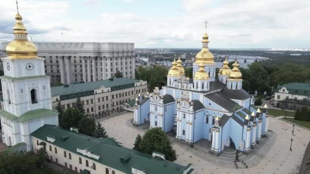 Kiew. Ukraine: Kloster mit goldener Kuppel des Hl. Michael. Luftaufnahme. — Stockvideo