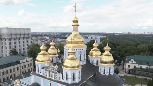 Kijevben. Ukrajna: Szent Mihály aranykupolás kolostor. Légi felvétel. — Stock videók