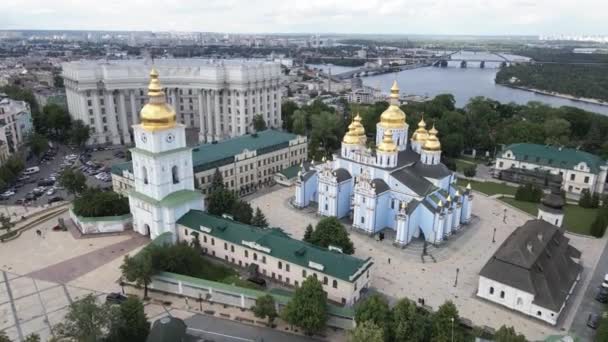 Kiev. Ucrania: St. Michaels Golden-Domed Monastery. Vista aérea . — Vídeo de stock