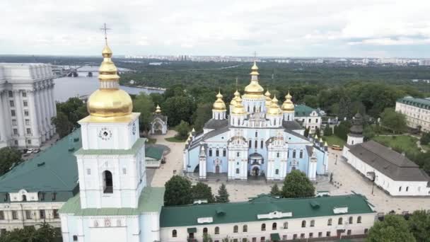 Kiev. Ucraina: Monastero di San Michele a cupola d'oro. Vista aerea. — Video Stock