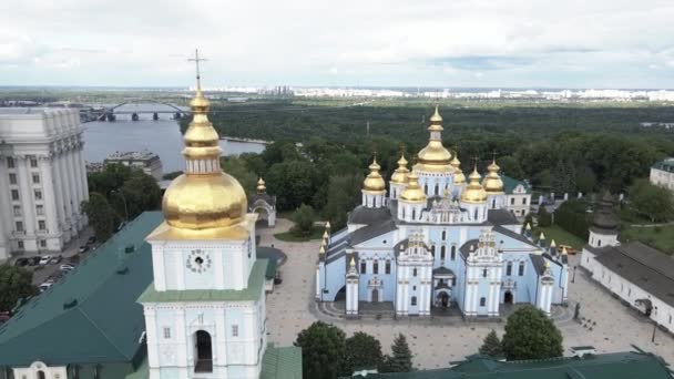 Kyiv. Ukrayna: Aziz Michaels Altın Kubbe Manastırı. Hava görünümü. — Stok video