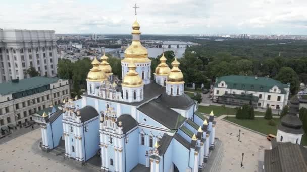 Kyiv. Ukraina: Biara Saint Michaels Domed Emas. Tampilan udara. — Stok Video