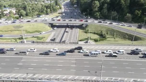 Kijów. Ukraina: skrzyżowanie dróg. Widok z lotu ptaka — Wideo stockowe