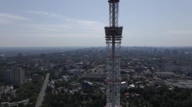 Kyiv. Ukrayna: TV kulesi. Hava görünümü.