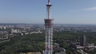 Kyiv. Ukrayna: TV kulesi. Hava görünümü.
