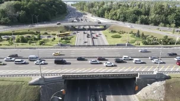 Kiew. Ukraine: Straßenkreuzung. Luftaufnahme — Stockvideo