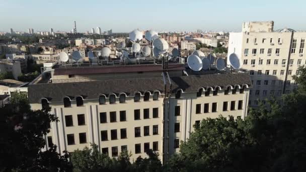 Kiev, Oekraïne: TV antennes op het dak van het gebouw. Luchtfoto. — Stockvideo