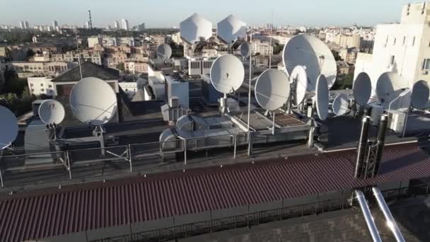 Kiev, Ucraina: antenne TV sul tetto dell'edificio. Aerea. — Video Stock