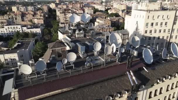 Kiev, Ukraina: TV-antenner på taket av byggnaden. Flygplan. — Stockvideo