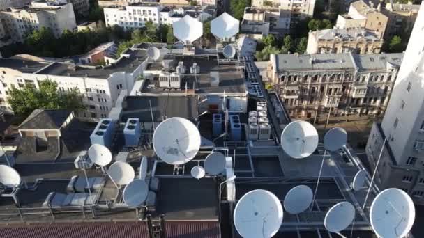 Kiew, Ukraine: Fernsehantennen auf dem Dach des Gebäudes. Luftfahrt. — Stockvideo