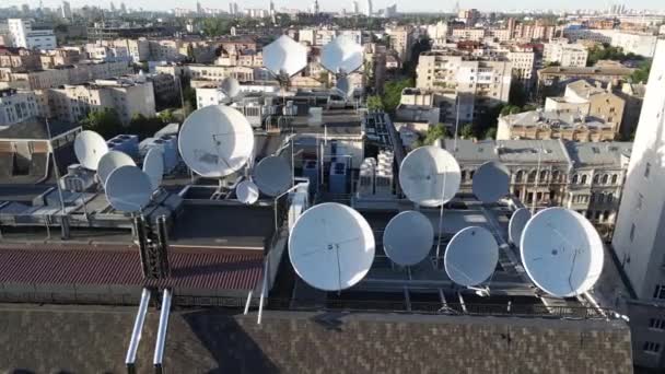 Kiev, Ukraine : antennes de télévision sur le toit du bâtiment. Aérien. — Video