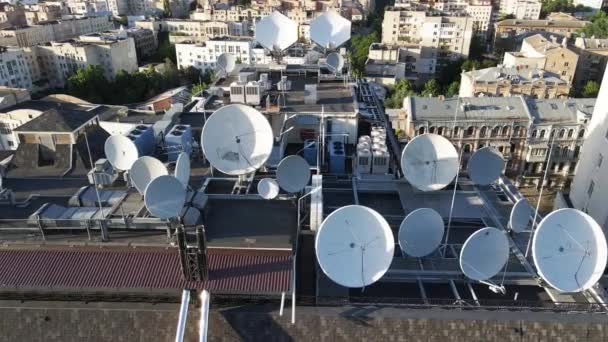 Kyiv, Ukrayna: Binanın çatısında TV antenleri. Havadan. — Stok video