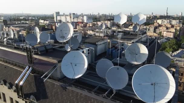 Kiev, Ucrania: antenas de televisión en el techo del edificio. Antena . — Vídeos de Stock