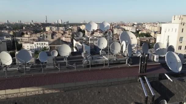 Kiev, Ucrania: antenas de televisión en el techo del edificio. Antena . — Vídeos de Stock