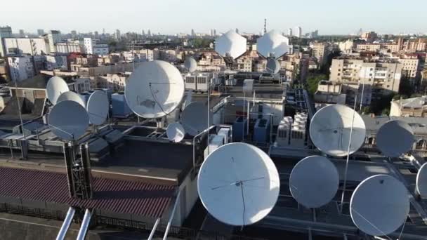 Киев, Украина: телевизионные антенны на крыше здания. Воздушный . — стоковое видео